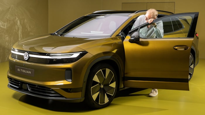 Erstes Einsteigen in den ungetarnten VW ID. Tiguan – leider noch nicht zur Probefahrt. Die fand ...