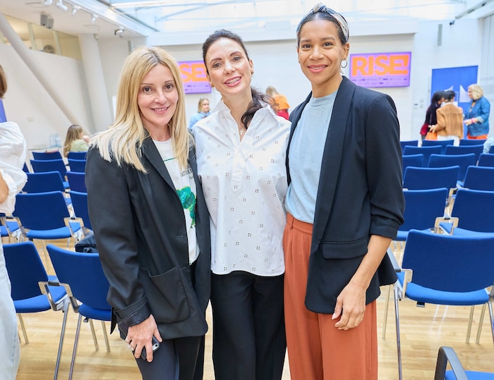 Künstlerin Billy Thanner mit den Ballettstars Liudmila Konovalova und Rebecca Horner (v.li.).