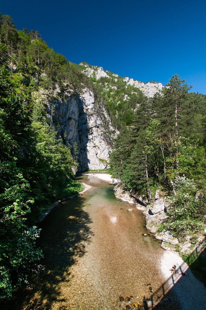 Schöner geht es kaum: Wandern entlang der Schwarza – stets mit dem Bergmassiv der Rax im ...