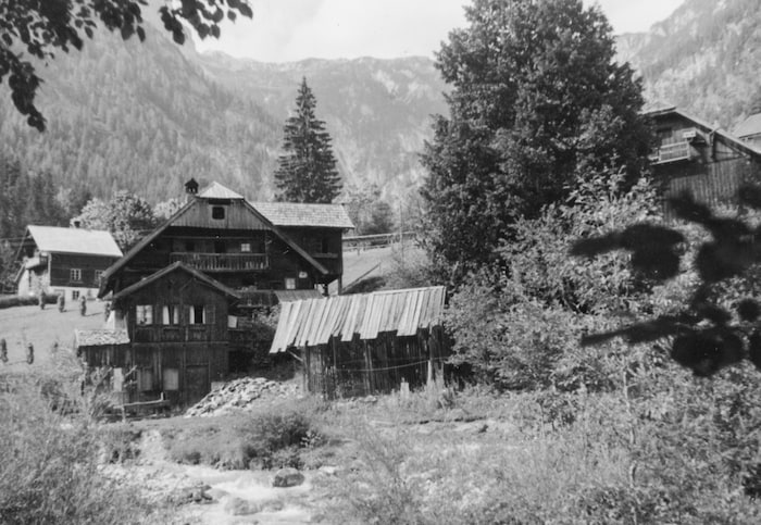 Die alte Lodenwalke wurde 1938 durch ein Hochwasser zerstört und auf einer Anhöhe über dem ...