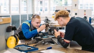 Moritz lernt, wie unterschiedliche Industriemaschinen, Apparate und Anlagen entworfen, geplant ...