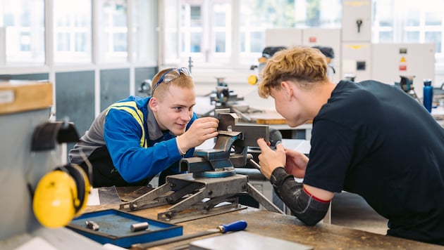 Moritz lernt, wie unterschiedliche Industriemaschinen, Apparate und Anlagen entworfen, geplant ...