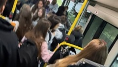 Der Bus, der dann erst eine Stunde nach Schulschluss fährt, ist meist überfüllt. Die Schüler ...