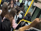 Der Bus, der dann erst eine Stunde nach Schulschluss fährt, ist meist überfüllt. Die Schüler ...