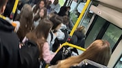 Der Bus, der dann erst eine Stunde nach Schulschluss fährt, ist meist überfüllt. Die Schüler ...