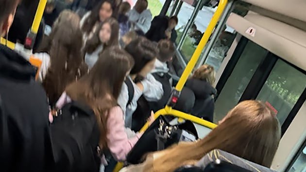 Der Bus, der dann erst eine Stunde nach Schulschluss fährt, ist meist überfüllt. Die Schüler ...