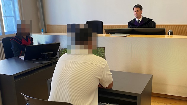 Nach einer Randale-Nacht im Hotel und Attacken auf Beamte kam der Angeklagte vorerst mit einer ...