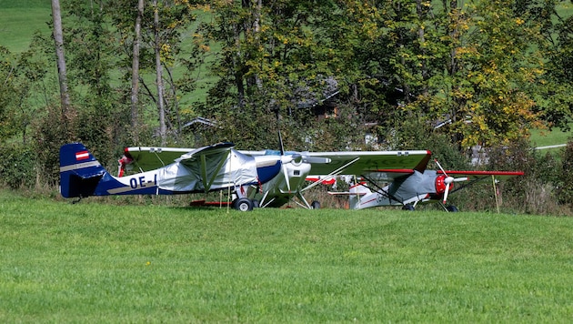 Vier beschädigte Maschinen (nur drei sind im Bild) stehen nach wie vor am Unfallort. Der Flieger ...