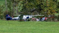 Vier beschädigte Maschinen (nur drei sind im Bild) stehen nach wie vor am Unfallort. Der Flieger ...