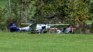Vier beschädigte Maschinen (nur drei sind im Bild) stehen nach wie vor am Unfallort. Der Flieger ...