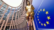 Die 2,5 Meter hohe Statue steht im ersten Stock des Churchill-Gebäudes im Bereich der gläsernen ...