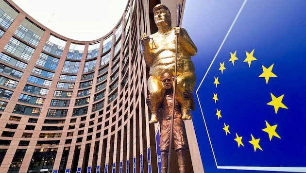 Die 2,5 Meter hohe Statue steht im ersten Stock des Churchill-Gebäudes im Bereich der gläsernen ...