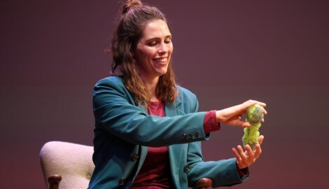 Emily Schmeller verkörpert mehrere Rollen. Auch der Gurke kommt besondere Beachtung zu.