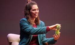 Emily Schmeller verkörpert mehrere Rollen. Auch der Gurke kommt besondere Beachtung zu.