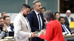 Der neue Landtagspräsident Sachsen-Anhalts bekam von der SPD ein eher ungewöhnliches Geschenk.