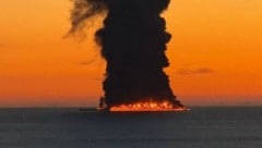 Dichter, dunkler Rauch steigt aus dem Schiffswrack nahe Sotschi auf.