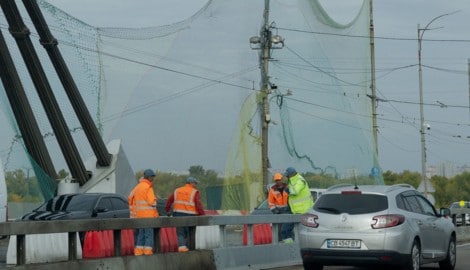 Nach wiederholten russischen Drohnenangriffen hat die Nordbrücke in Kiew jetzt Schutznetze ...