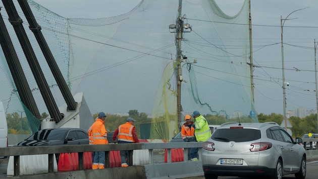 Nach wiederholten russischen Drohnenangriffen hat die Nordbrücke in Kiew jetzt Schutznetze ...