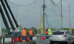 Nach wiederholten russischen Drohnenangriffen hat die Nordbrücke in Kiew jetzt Schutznetze ...