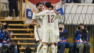 Mikel Merino (l.) lässt sich feiern.