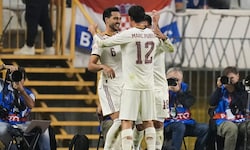 Mikel Merino (l.) lässt sich feiern.