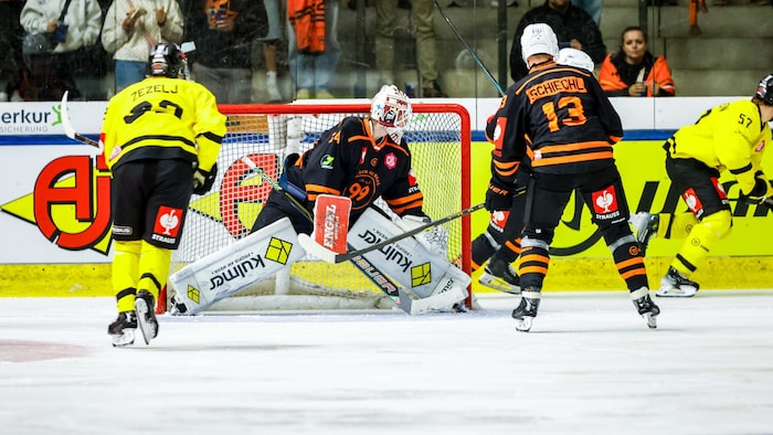 Neo-Goalie Kiviaho zeigte ein gutes Spiel gegen seine Landsleute – am Ende konnte aber auch er ...