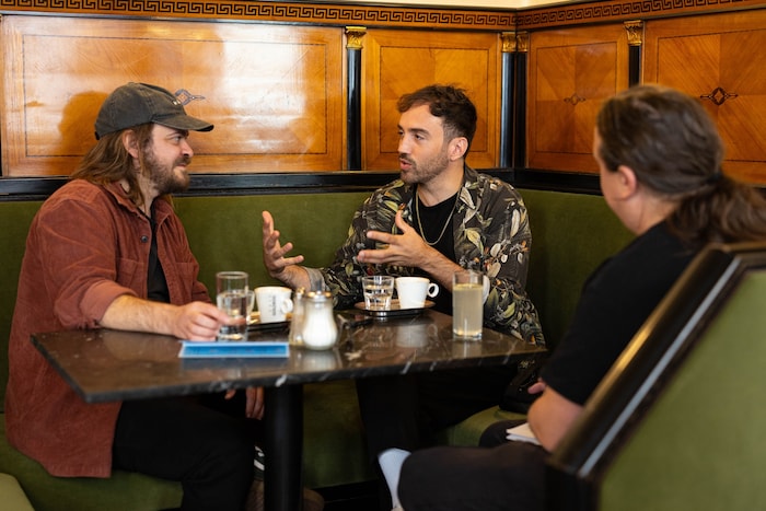 Mit „Krone“-Redakteur Robert Fröwein diskutierten die beiden im renommierten Café Goldegg ...