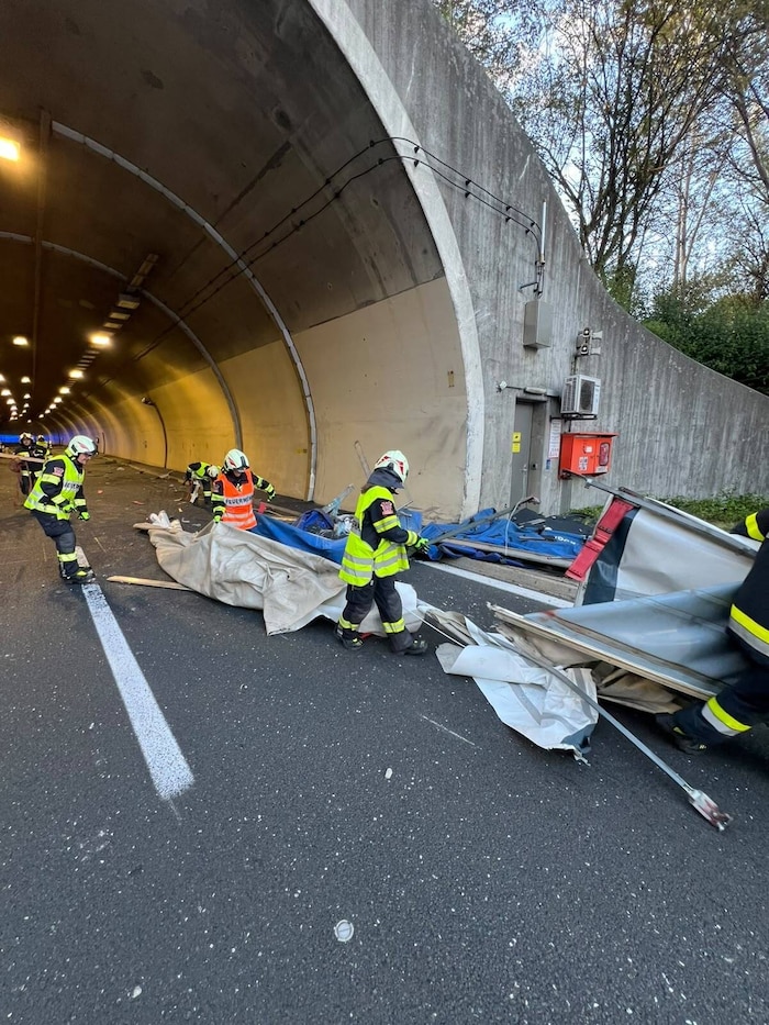 Kunststoffgranulat verteilte sich über mehrere hundert Meter auf der Fahrbahn