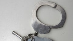 Die bißfreudige Dame bekam Handfesseln angelegt