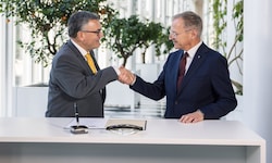 Landeshauptmann Thomas Stelzer (re.) schloss mit Staatsminister Florian Herrmann eine ...