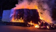 Der Anhänger des Lkw stand bereits in Vollbrand als die Einsatzkräfte eintrafen.