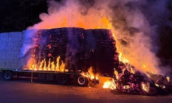 Der Anhänger des Lkw stand bereits in Vollbrand als die Einsatzkräfte eintrafen.