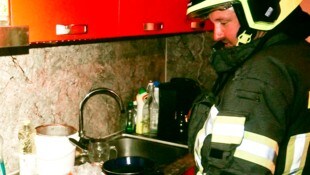 Die Feuerwehren Schruns und Gantschier brachten den Schwerverletzten aus der stark verrauchten ...