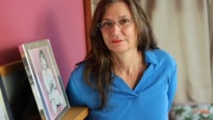 Martina Mayr mit einem Bild ihrer Tochter Marlene aus Kindertagen.