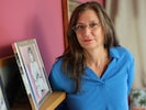 Martina Mayr mit einem Bild ihrer Tochter Marlene aus Kindertagen.