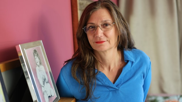 Martina Mayr mit einem Bild ihrer Tochter Marlene aus Kindertagen.