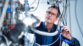 Physiker Thorsten Schumm von der TU Wien mit der weltweit ersten Atomkernuhr. 