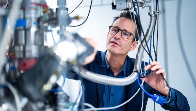 Physiker Thorsten Schumm von der TU Wien mit der weltweit ersten Atomkernuhr.