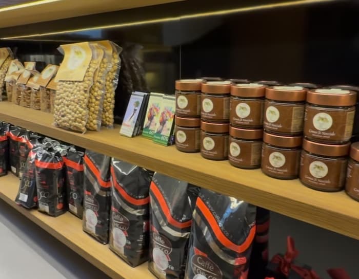 Neben ausgewählten Weinen gibt es hier unter anderem auch hochwertigen Kaffee, Schokolade, Essig ...