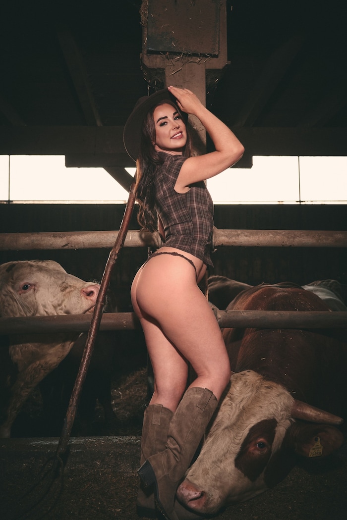 Seine Freundin Alisa verwandelte sich beim Shooting für den Jungbauernkalender in ein ...
