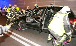 Mit vier Spezialrollen schoben die Einsatzkräfte das havarierte Fahrzeug wieder aus der ...