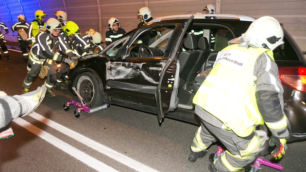 Mit vier Spezialrollen schoben die Einsatzkräfte das havarierte Fahrzeug wieder aus der ...