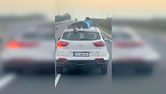 In Indien hat ein Autofahrer die Hand eines Polizisten eingeklemmt und ihn einige Meter ...