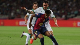 Alex Sola im Jahr 2024 als Getafe-Kicker im Zweikampf mit Barcelona-Star Lamine Yamal