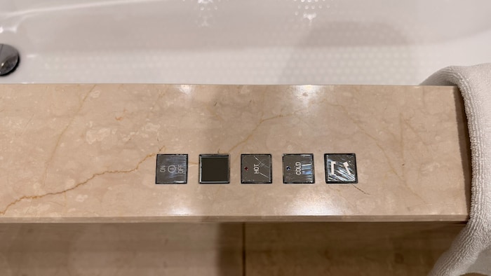 Wenn die Badewanne mehr Knöpfe hat als erwartet.