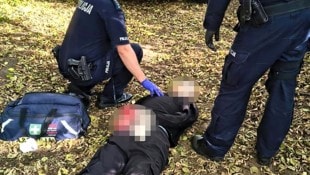 Die Polizei hat ein Bild von der Festnahme des Verdächtigen veröffentlicht.