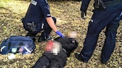 Die Polizei hat ein Bild von der Festnahme des Verdächtigen veröffentlicht.