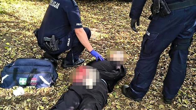 Die Polizei hat ein Bild von der Festnahme des Verdächtigen veröffentlicht.