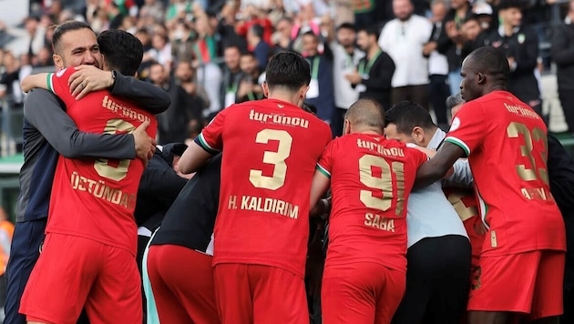 Cem Üstündag (l.) in einer neuen Fußball-Welt.