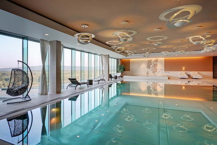 Der Spa-Bereich über den Dächern von Bratislava.